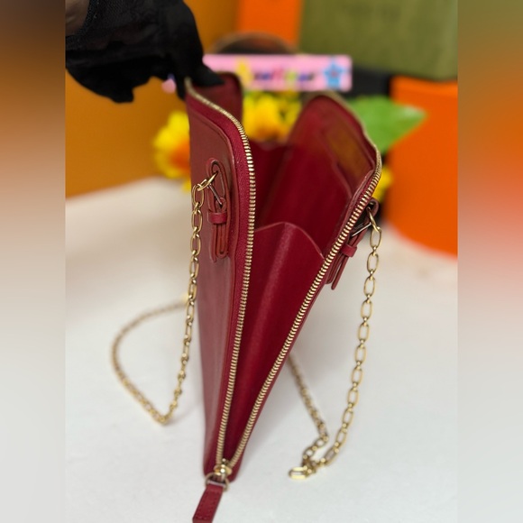 Auth CÈLINE Preowned Burgundy Leather Shoulder Bag with Gold Chain - Picture 12 of 17